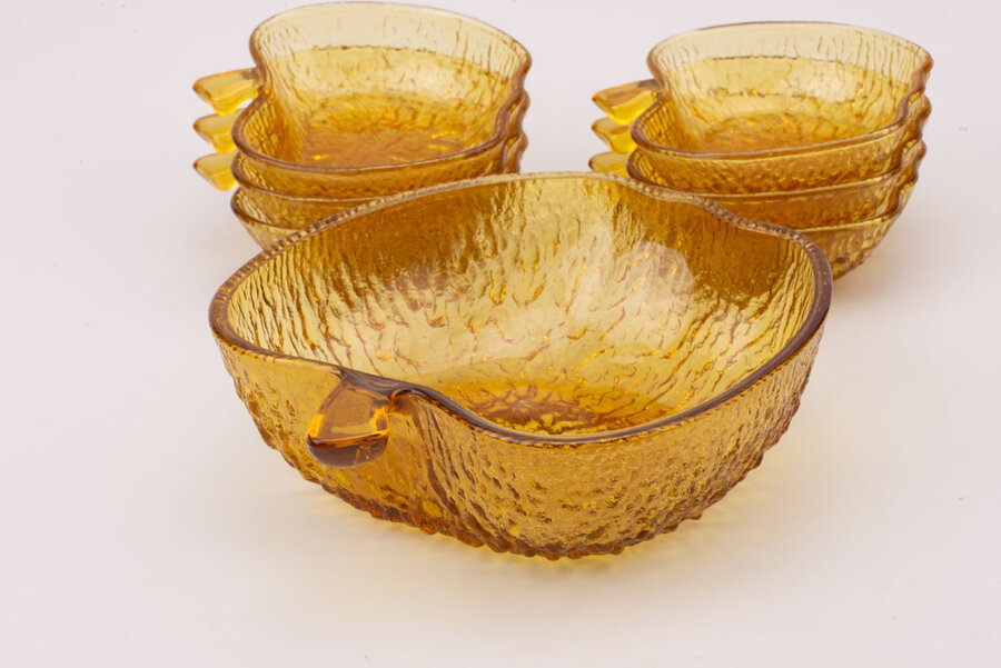 Service (1 plat et 6 coupelles) à fruits en forme de pomme en verre ambré
