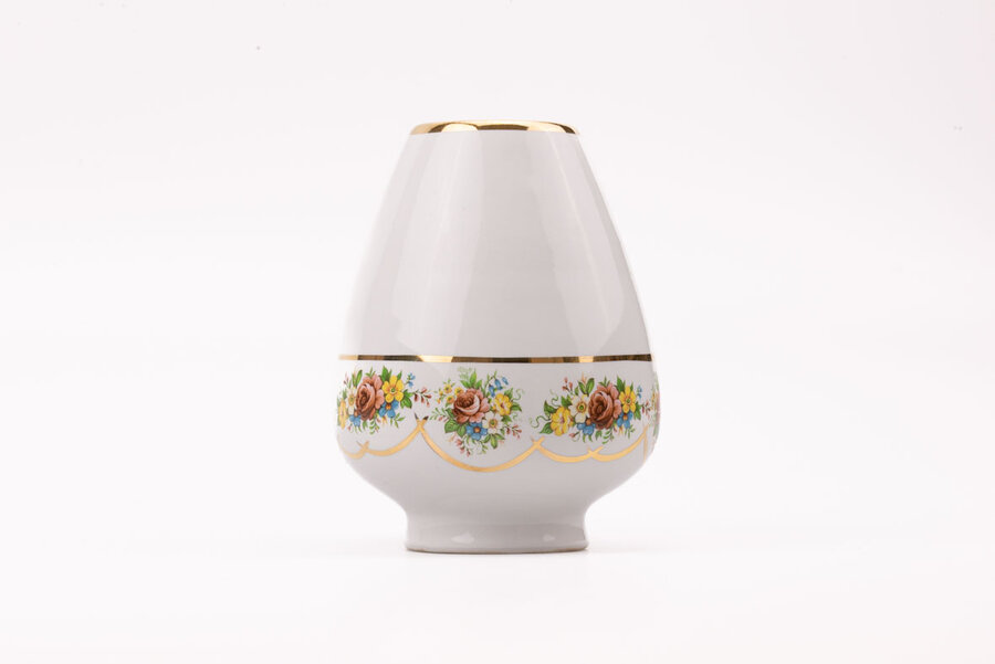 Vase en porcelaine blanche de Bruxelles avec liseret doré et fleurs