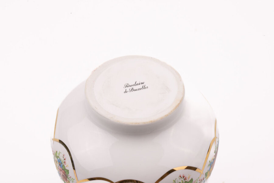 Vase en porcelaine blanche de Bruxelles avec liseret doré et fleurs