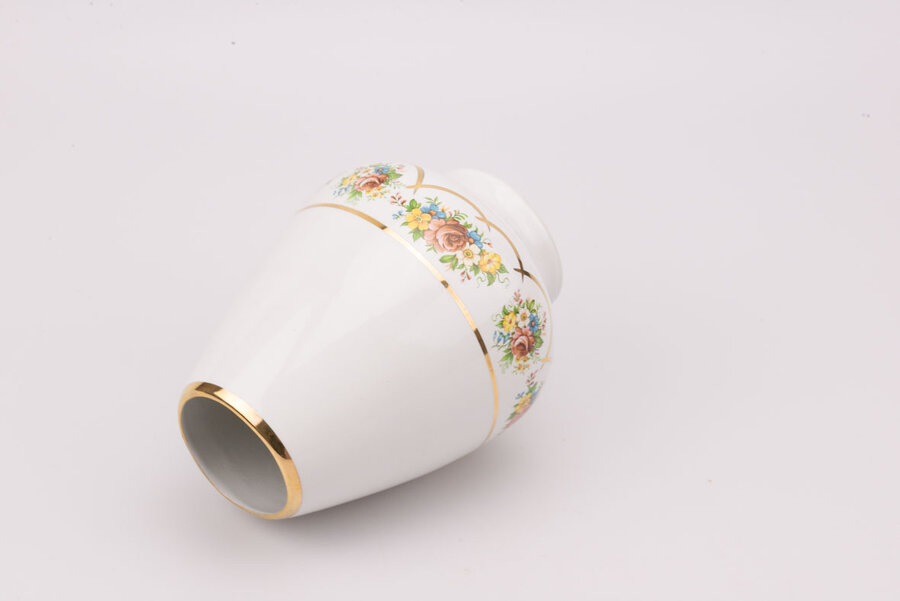 Vase en porcelaine blanche de Bruxelles avec liseret doré et fleurs