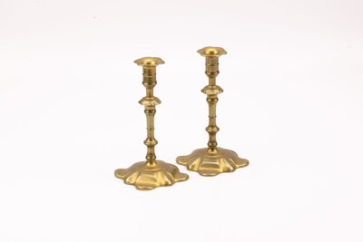 Paire de chandeliers anciens en laiton