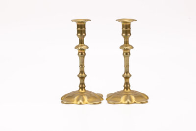 Paire de chandeliers anciens en laiton