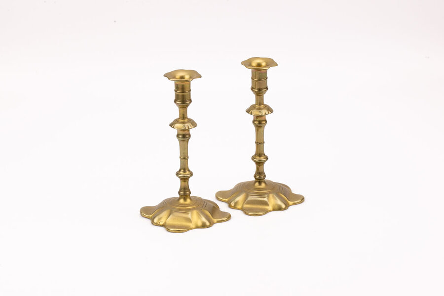 Paire de chandeliers anciens en laiton