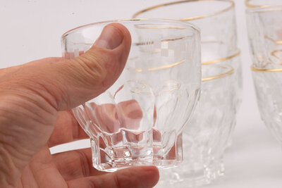 8 verres à eau anciens motif damier 
