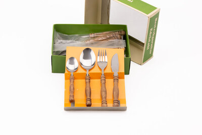 Set de 26 couverts vintage inox et manche en bois dans leur boîte