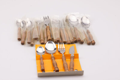 Set de 26 couverts vintage inox et manche en bois dans leur boîte