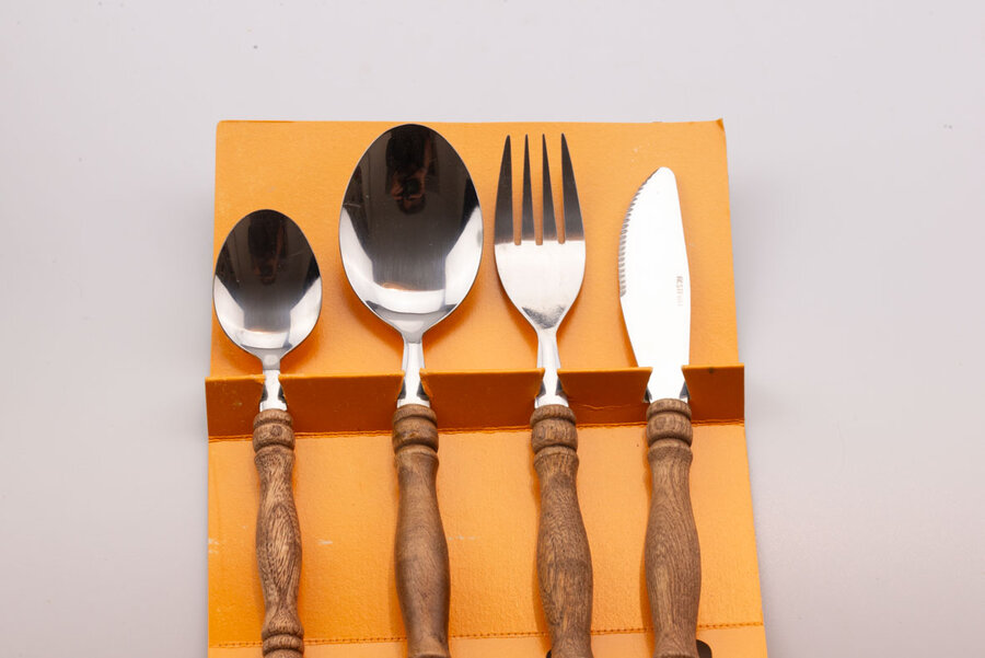 Set de 26 couverts vintage inox et manche en bois dans leur boîte