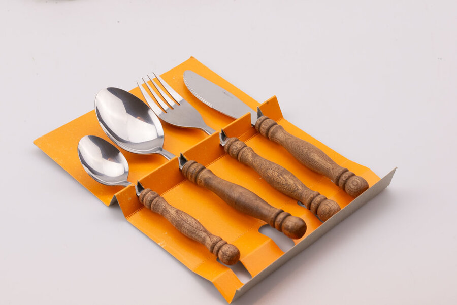 Set de 26 couverts vintage inox et manche en bois dans leur boîte