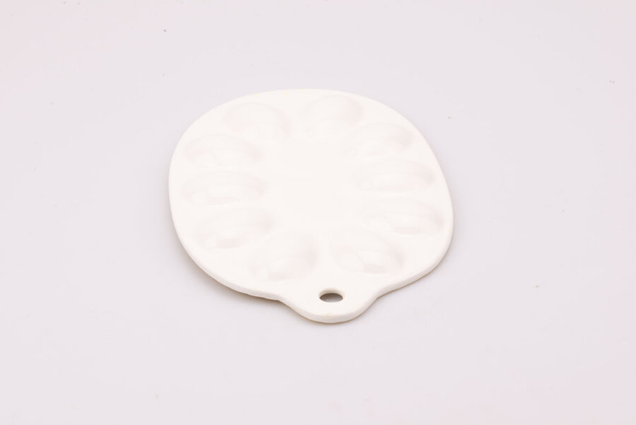 Assiette à oeufs ancienne en porcelaine blanche et jaune
