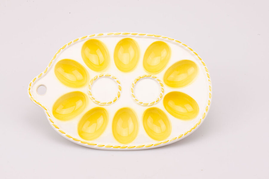 Assiette à oeufs ancienne en porcelaine blanche et jaune