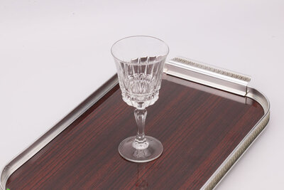 Verre à vin vintage transparent de chez Luminarc modèle Empereur sur un plateau