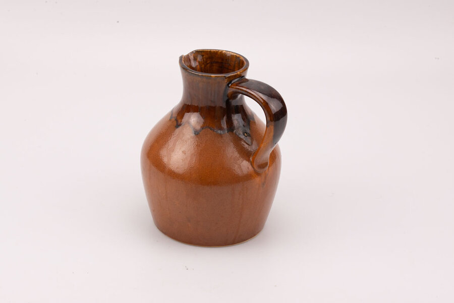 Pichet carafe en grès signé Jeanne