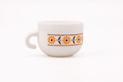 Bol vintage en opaline blanche avec un motif orange et noir de chez Cerve