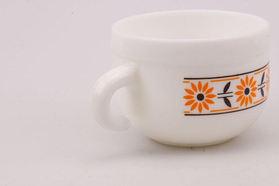 Bol vintage en opaline blanche avec un motif orange et noir de chez Cerve