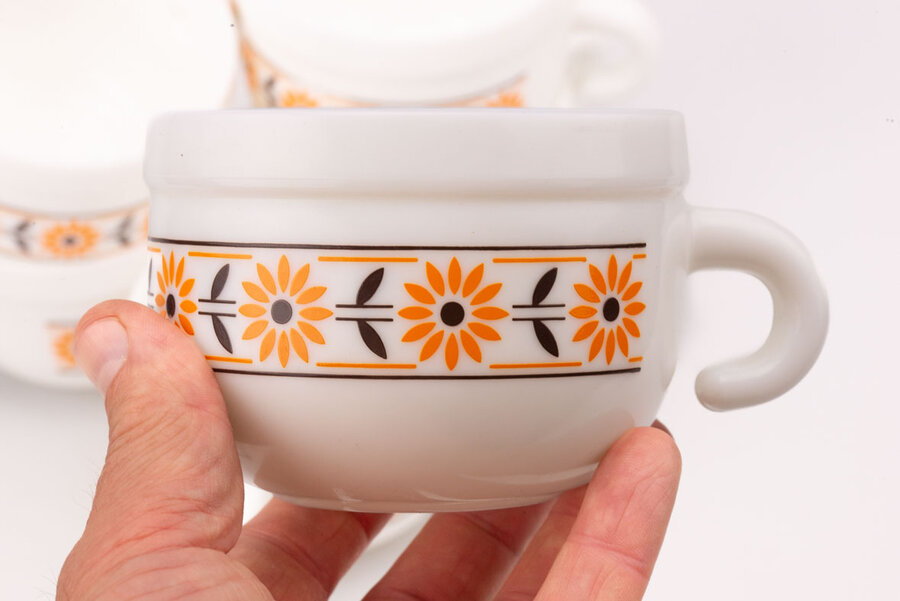 Bol vintage en opaline blanche avec un motif orange et noir de chez Cerve