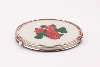 Plateau tournant avec roses rouges 