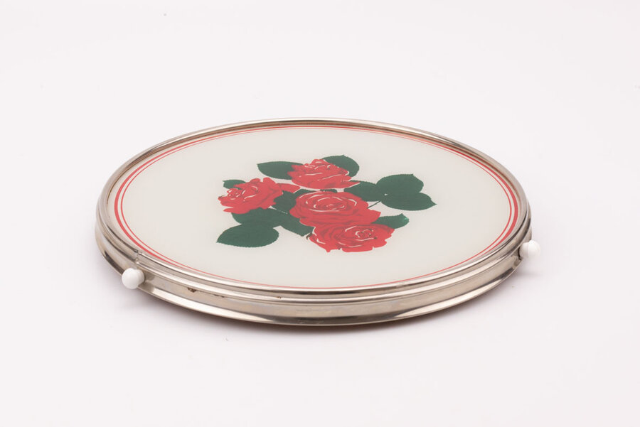 Plateau tournant avec roses rouges 