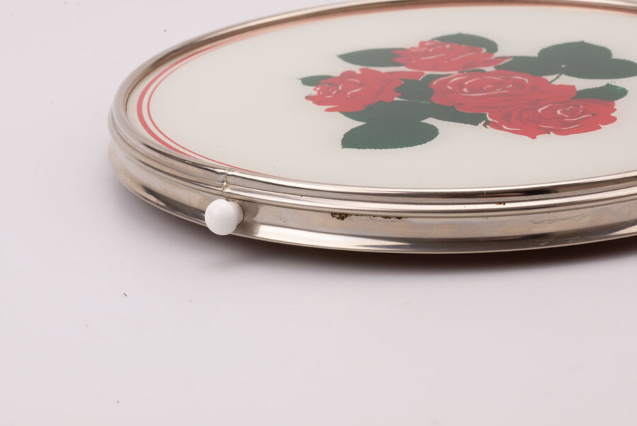 Plateau tournant avec roses rouges 