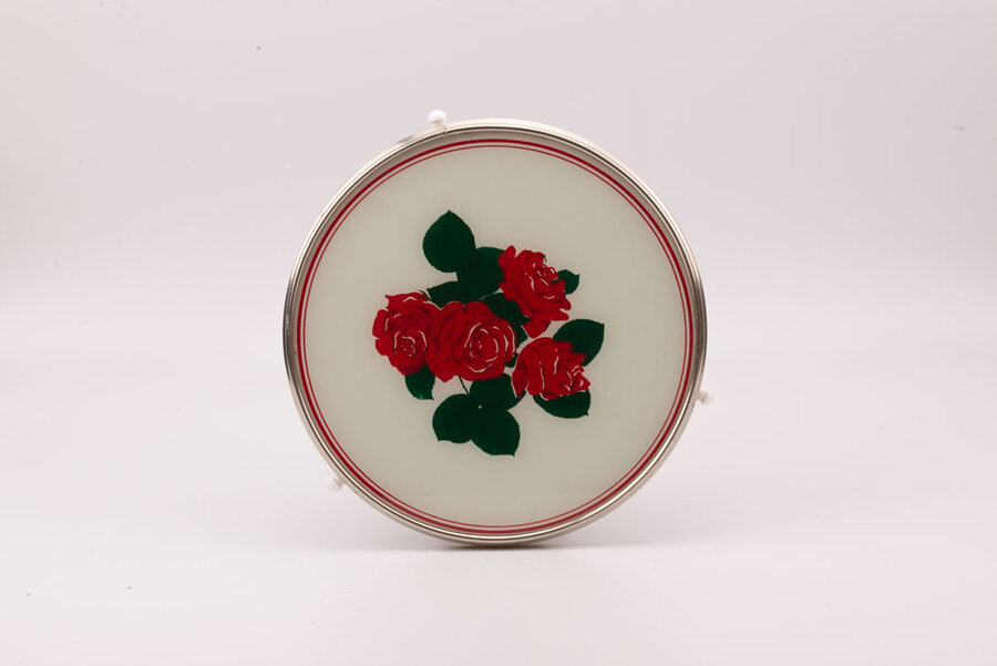 Plateau tournant avec roses rouges 