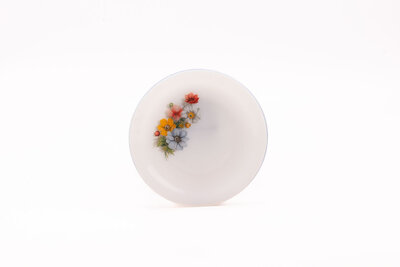 Assiette à dessert vintage en opaline avec un motif fleuri du modèle Anémones Arcopal