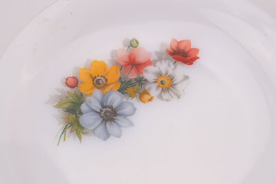 Assiette à dessert vintage en opaline avec un motif fleuri du modèle Anémones Arcopal