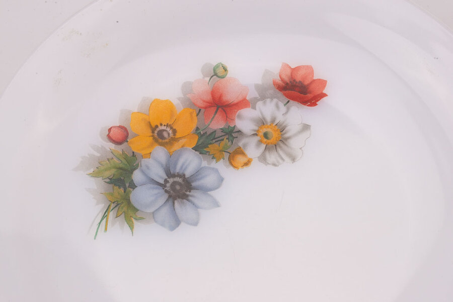 Assiette à dessert vintage en opaline avec un motif fleuri du modèle Anémones Arcopal