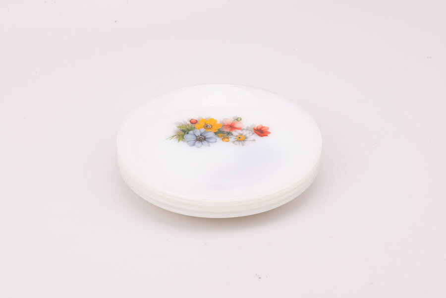 4 assiettes à dessert vintage en opaline avec un motif fleuri du modèle Anémones Arcopal