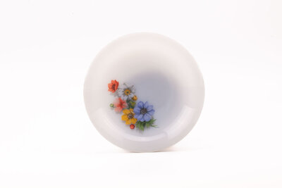 8 assiettes vintage creuses en opaline blanche avec un motif fleuri de la collection Anémones Arcopal