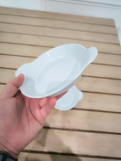 4 plats ronds à oreilles Pillivuyt en porcelaine blanche