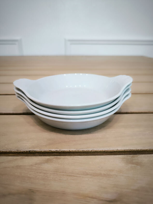 4 plats ronds à oreilles Pillivuyt en porcelaine blanche