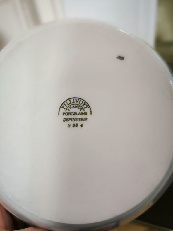4 plats ronds à oreilles Pillivuyt en porcelaine blanche