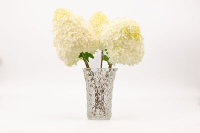 Vase vintage hexagonal en verre moulé avec un bouquet de fleurs