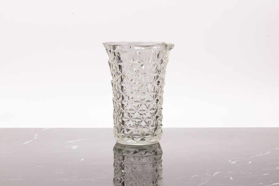 Vase hexagonal en verre moulé