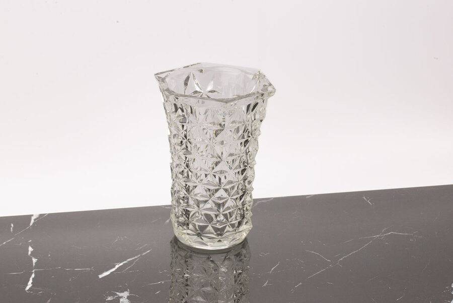Vase hexagonal en verre moulé