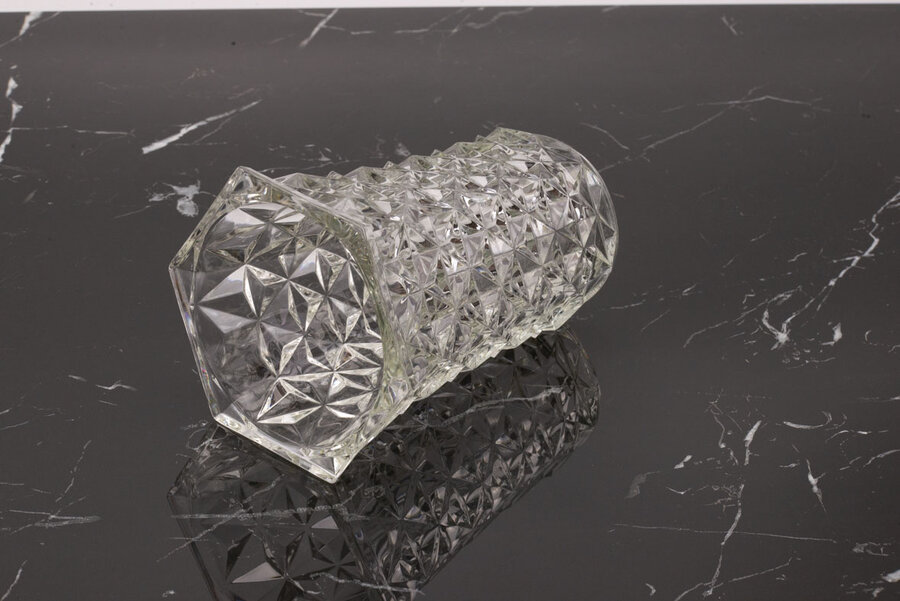 Vase hexagonal en verre moulé