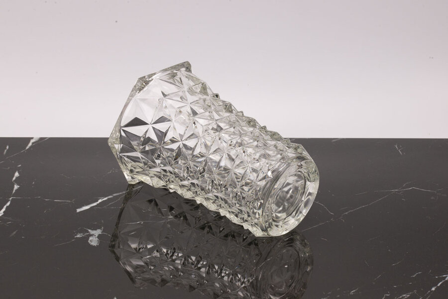 Vase hexagonal en verre moulé