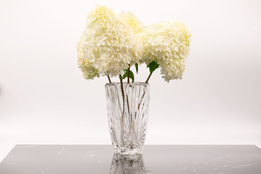 Vase vintage en cristal style Art déco Vase vintage en cristal ciselé et transparent en style Art déco avec un bouquet de fleurs