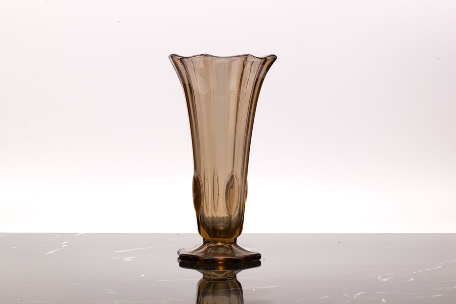 Vase vintage en verre moulé fumé transparent dans un style Art Déco