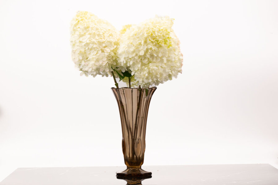 Vase vintage en verre moulé fumé transparent dans un style Art Déco