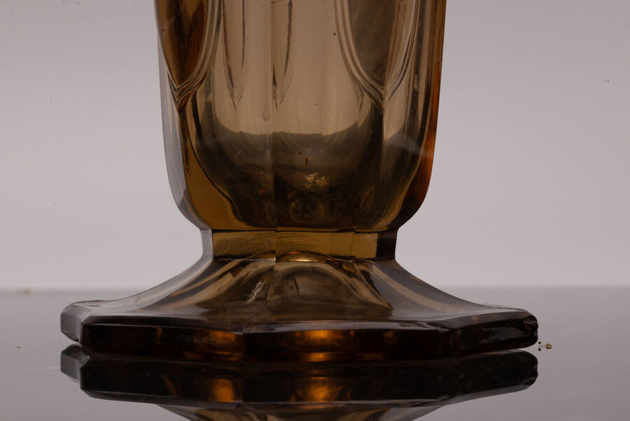 Vase vintage en verre moulé fumé transparent dans un style Art Déco