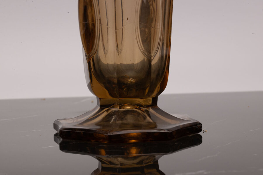 Vase vintage en verre moulé fumé transparent dans un style Art Déco