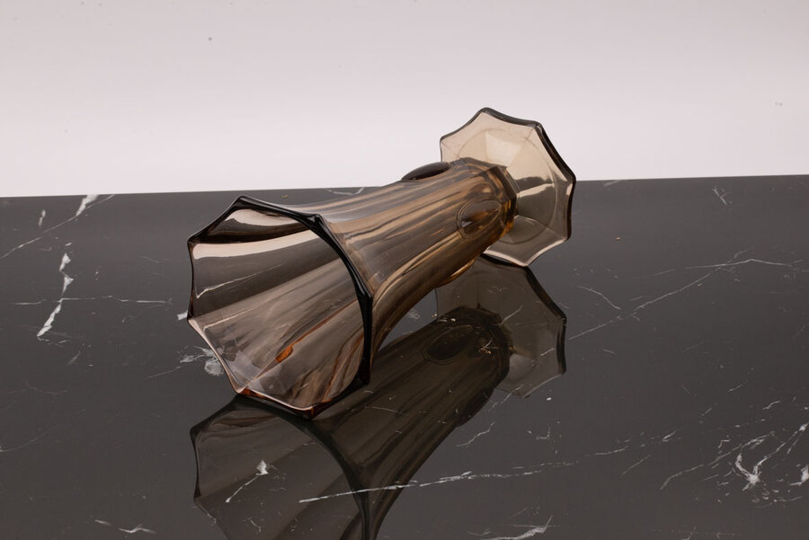 Vase vintage en verre moulé fumé transparent dans un style Art Déco