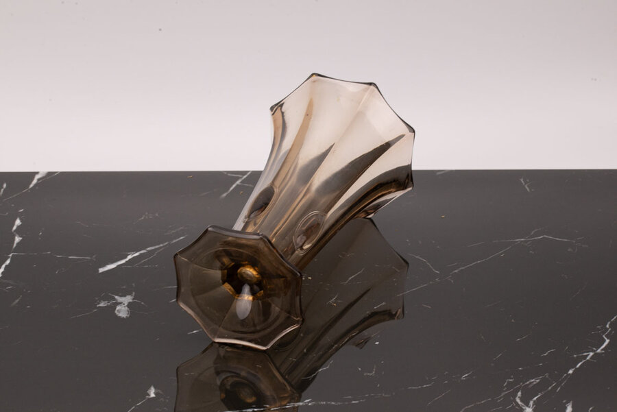 Vase vintage en verre moulé fumé transparent dans un style Art Déco