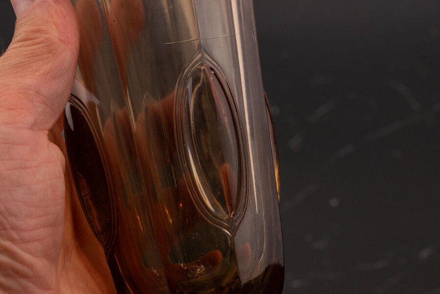 Vase vintage en verre moulé fumé transparent dans un style Art Déco