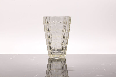 Vase vintage en verre moulé à facettes transparent