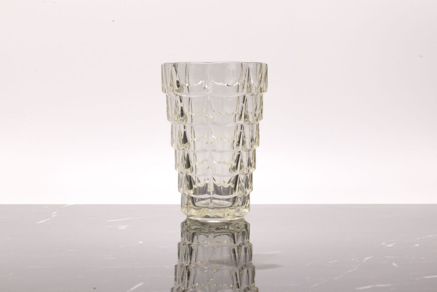 Vase vintage en verre moulé à facettes