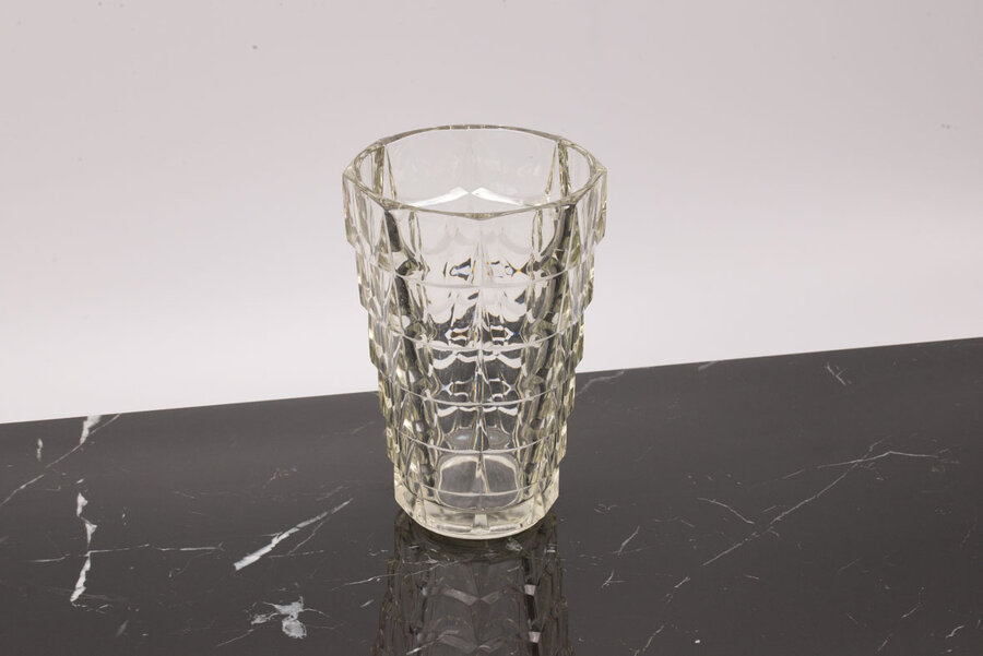 Vase vintage en verre moulé à facettes