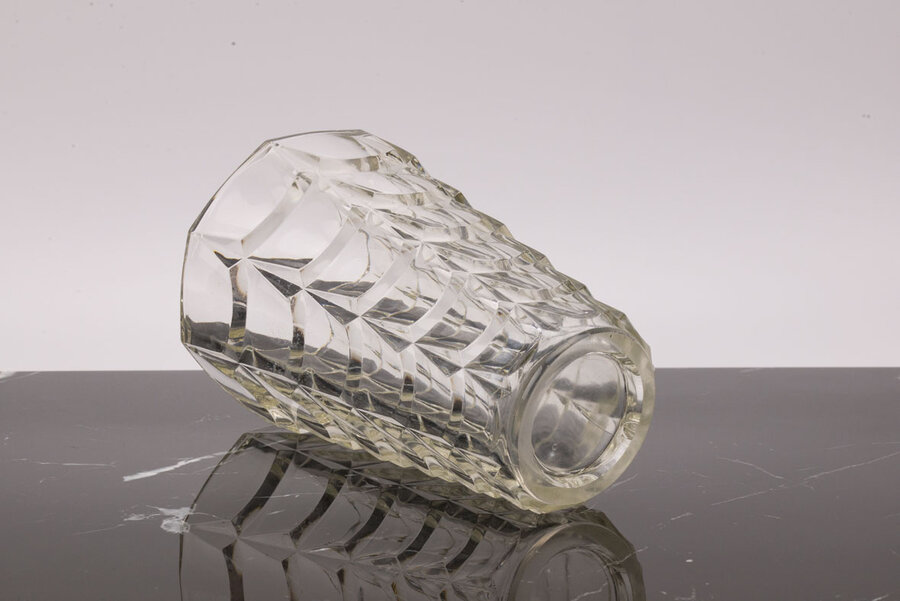 Vase vintage en verre moulé à facettes