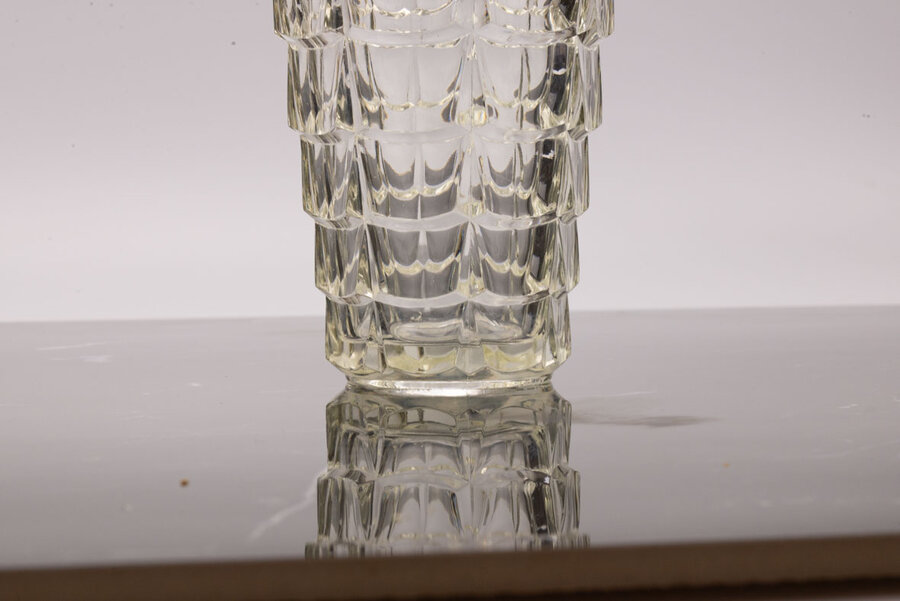 Vase vintage en verre moulé à facettes