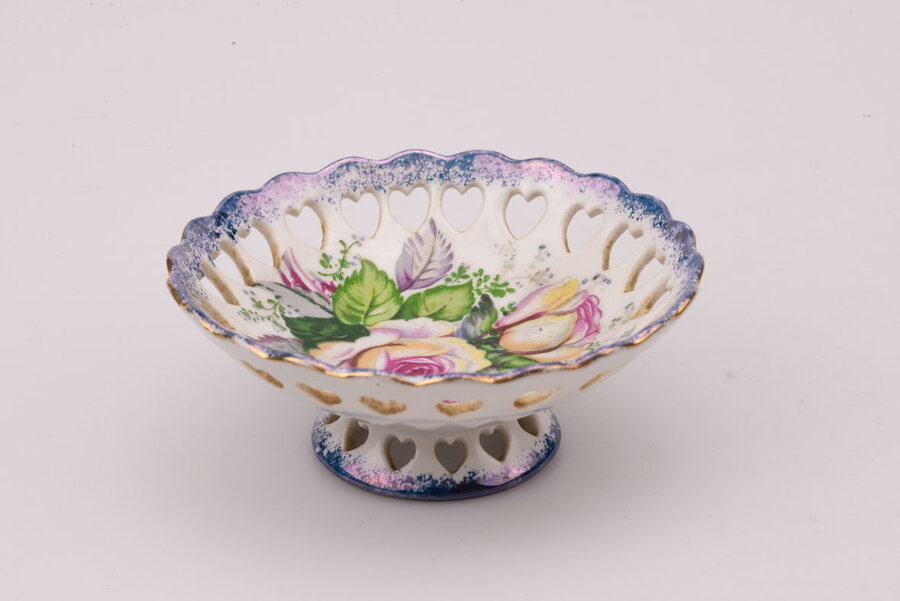 Petite coupelle ancienne fleurie ajourée